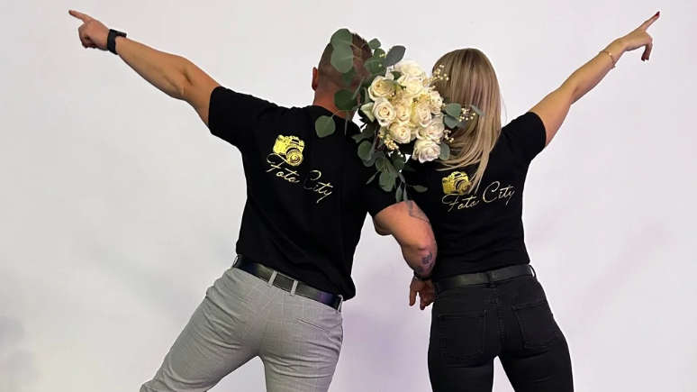 Kako izbrati poročnega fotografa, ki bo ujel vajino zgodbo? Preverita ključne nasvete, napake in kriterije za pravo odločitev.